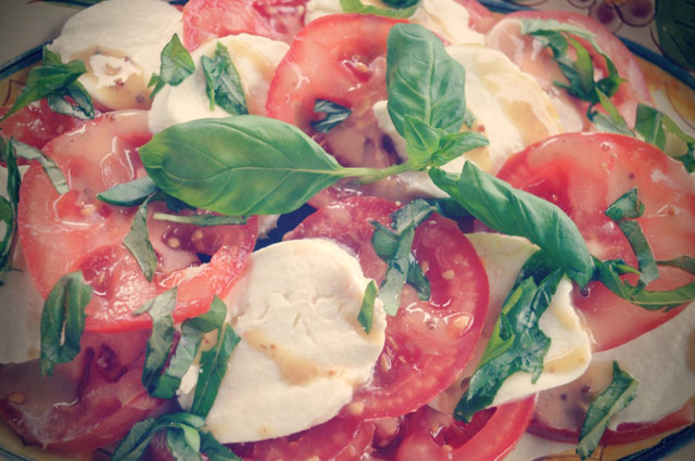 Tomato_Mozzarella_and_Basil_Salad_004